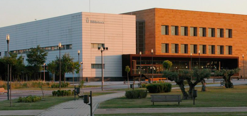 Fachada de la universidad